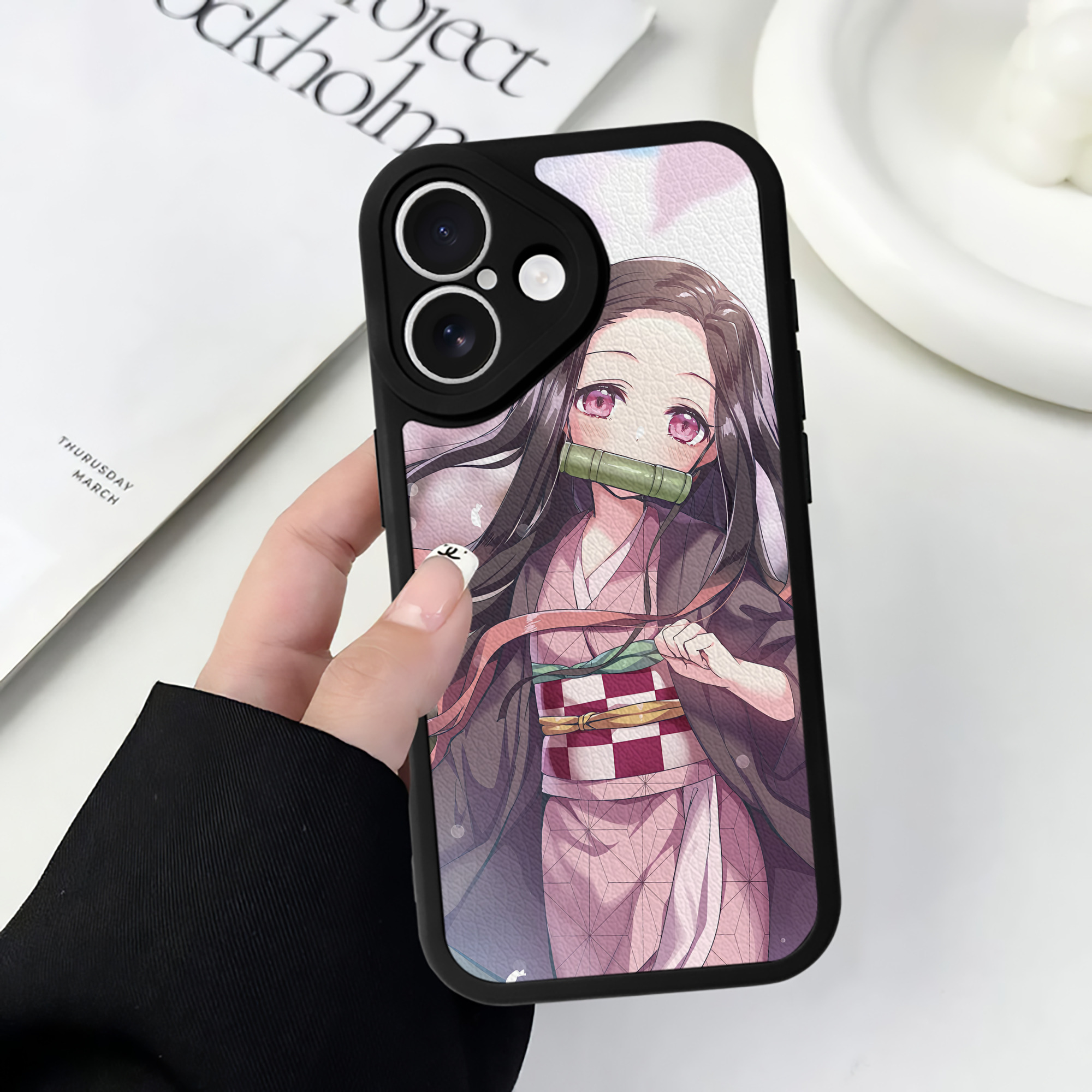 （画像用） 鬼滅の刃（きめつのやいば）竈門 禰󠄀豆子／かまど ねずこ Kamado Nezuko 【iPhone 16シリーズ対応】シリコンスマホケース（レザー調） 材質：シリコン